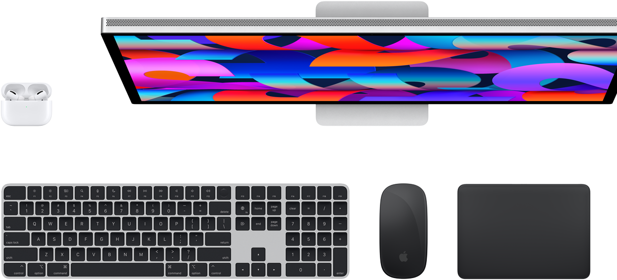 Widok z góry na AirPods, monitor Studio Display, klawiaturę Magic Keyboard, mysz Magic Mouse i gładzik Magic Trackpad.