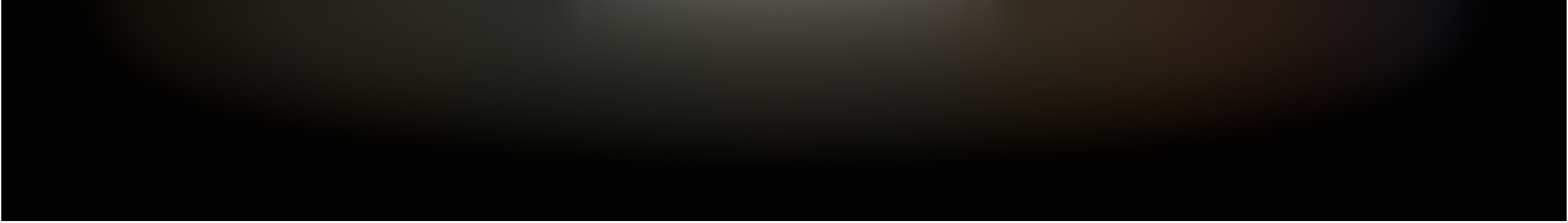 Widok z przodu oświetlonego Maca mini oraz monitor Studio Display.