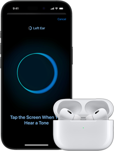 AirPods Pro w etui ładującym obok iPhone’a z wyświetlonym ekranem zdrowia słuchu
