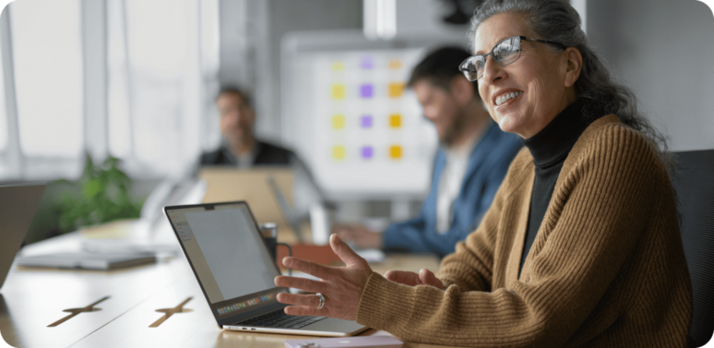 Zespół nauczycieli i dyrektorów szkół planujący wdrożenie technologii Apple z ekspertami iSpot