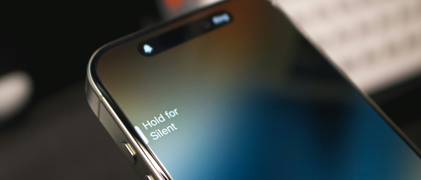 iPhone 15 Pro oraz komunikat action button po jego naciśnieciu