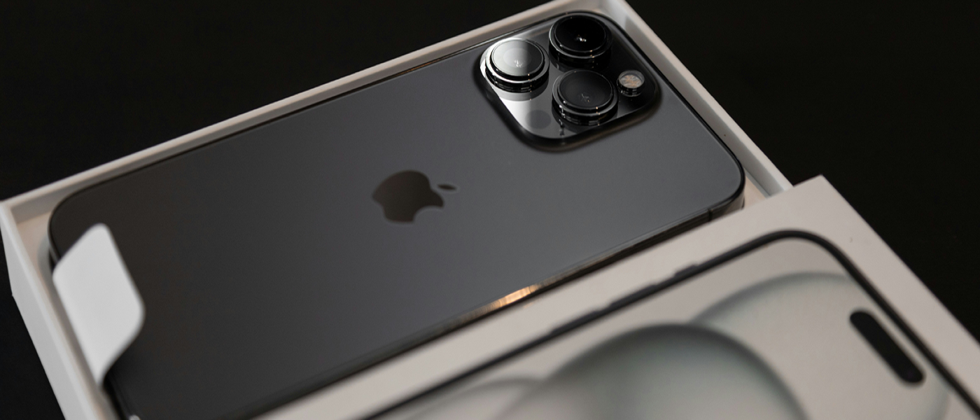 iPhone 15 Pro Max w kolorze czarnym oraz iPhone 15 w kolorze niebieskim