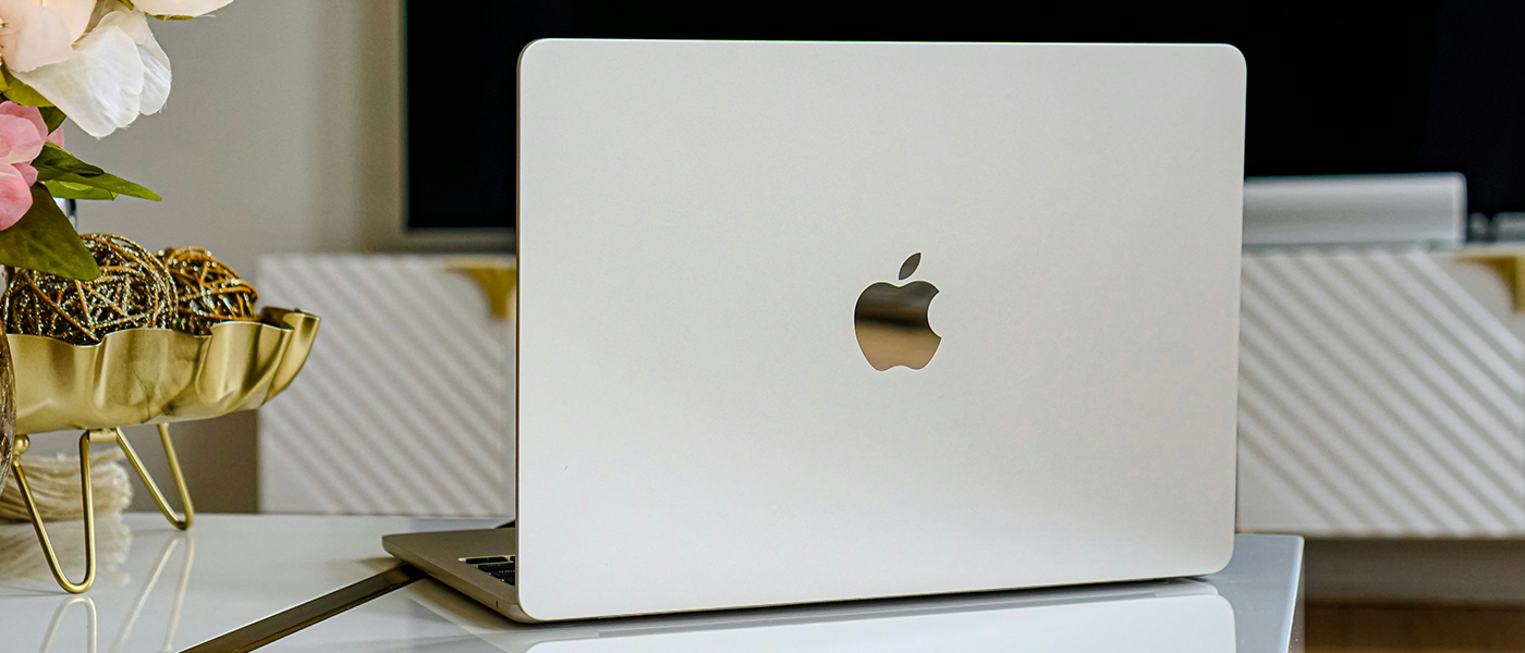 MacBook Air z czipem M3 o przekątnej 15 cali w kolorze złotym