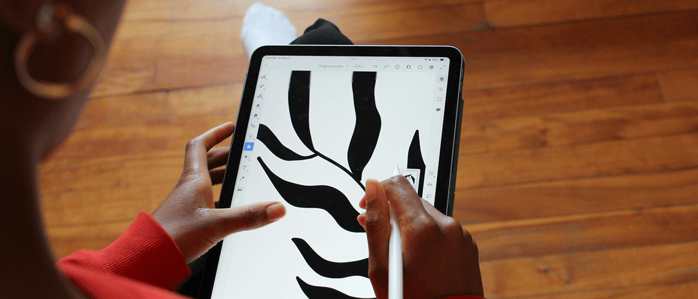 Rysowanie na iPadzie Pro przez graficzkę z wykorzystaniem Apple Pencil