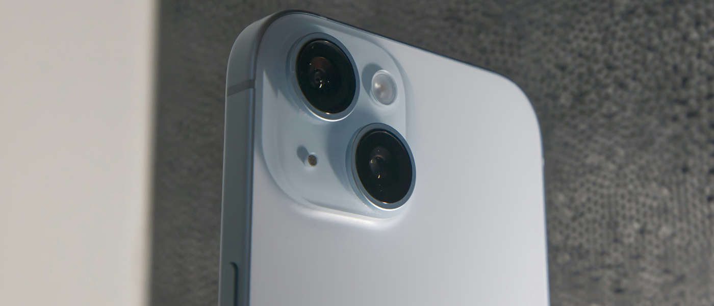 Zbliżenie na iPhone 15 w kolorze niebieskim