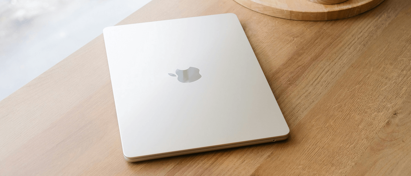 MacBook Air w kolorze złotym