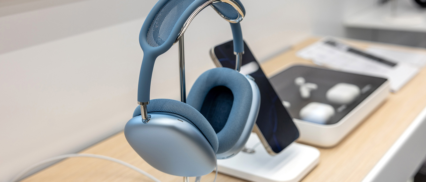 AirPods Pro w kolorze niebieskim w salonie iSpot