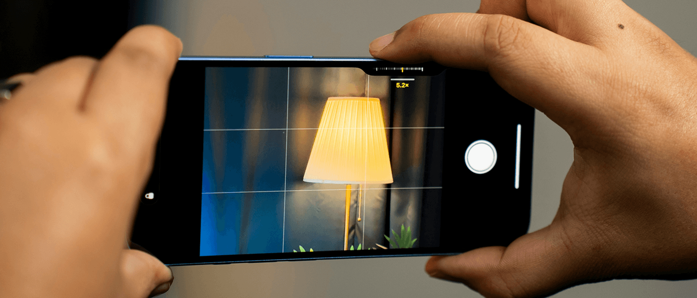 Zdjęcie wykonywane iPhone 16 w kolorze ultramaryna, z ekranem przekątnej 6,7 cala i aparatem Fusion 48 MP 