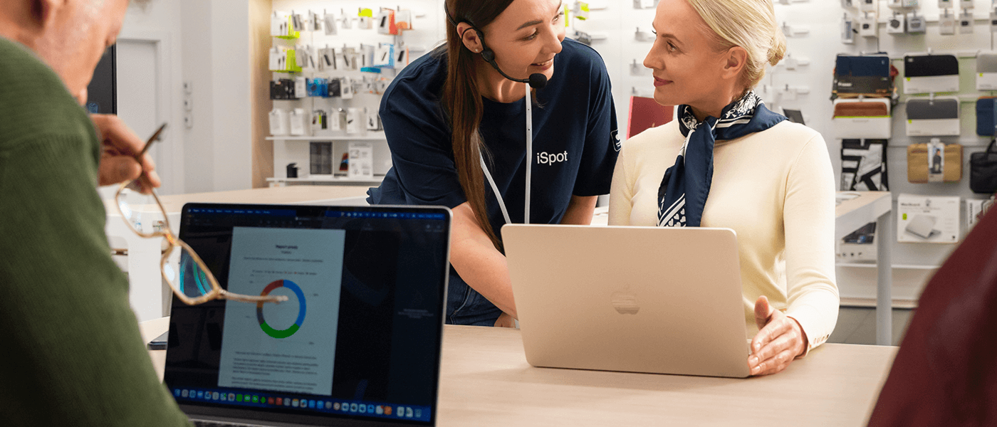 Prezentacja w salonie iSpot Apple Premium Partner obsługi MacBooka Air w kolorze złotym