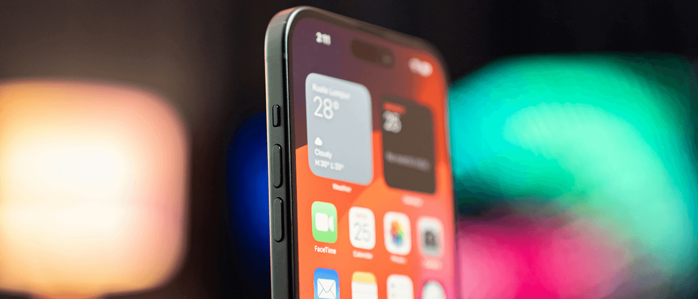 Zbliżenie przyciski na obudownie iPhone 15 Pro