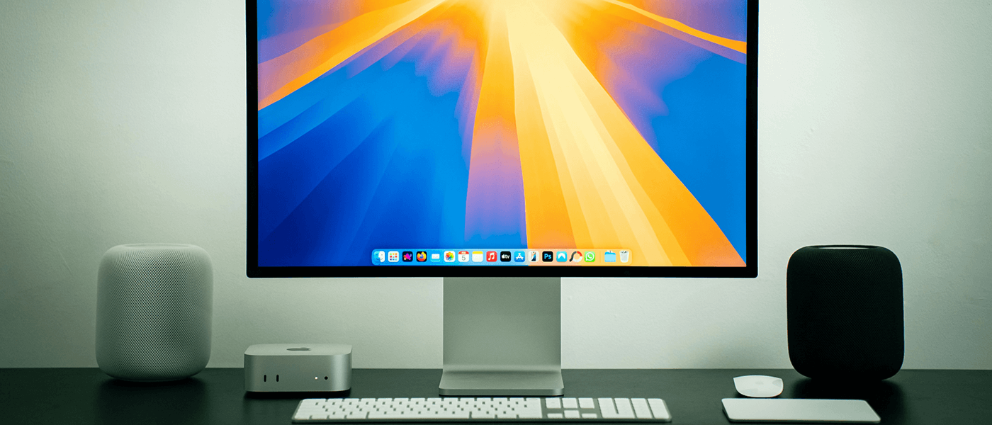 Studio Display wykorzystywane w domowym biurze