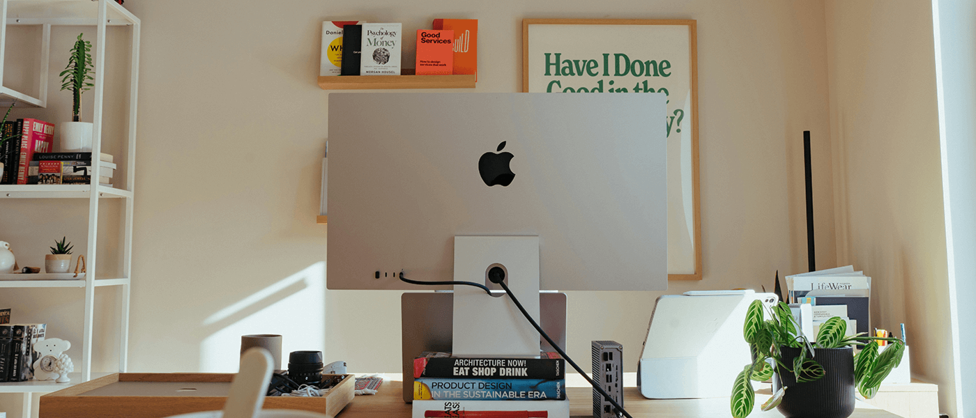 Studio Display wykorzystywane w domowym biurze