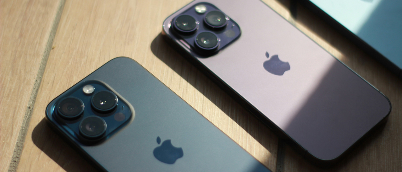 iPhone 15 Pro w kolorze czarnym oraz iPhone 14 Pro w kolorze fioletowym