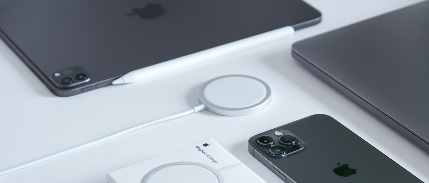 Sprzęty Apple wraz z ładowarką Apple MagSafe
