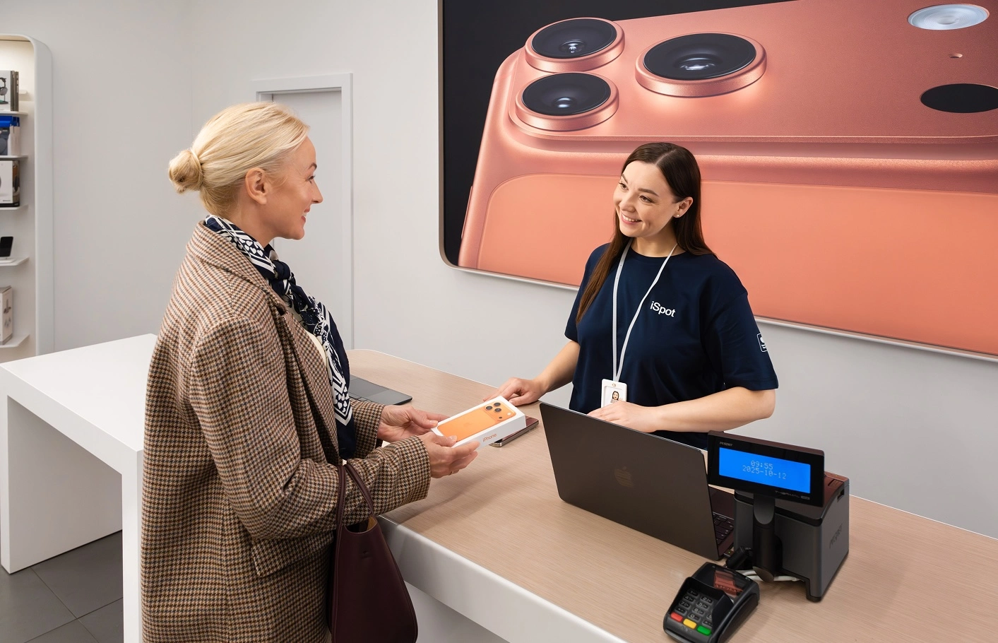 Kobieta wymieniająca iPhone'a w iSpot