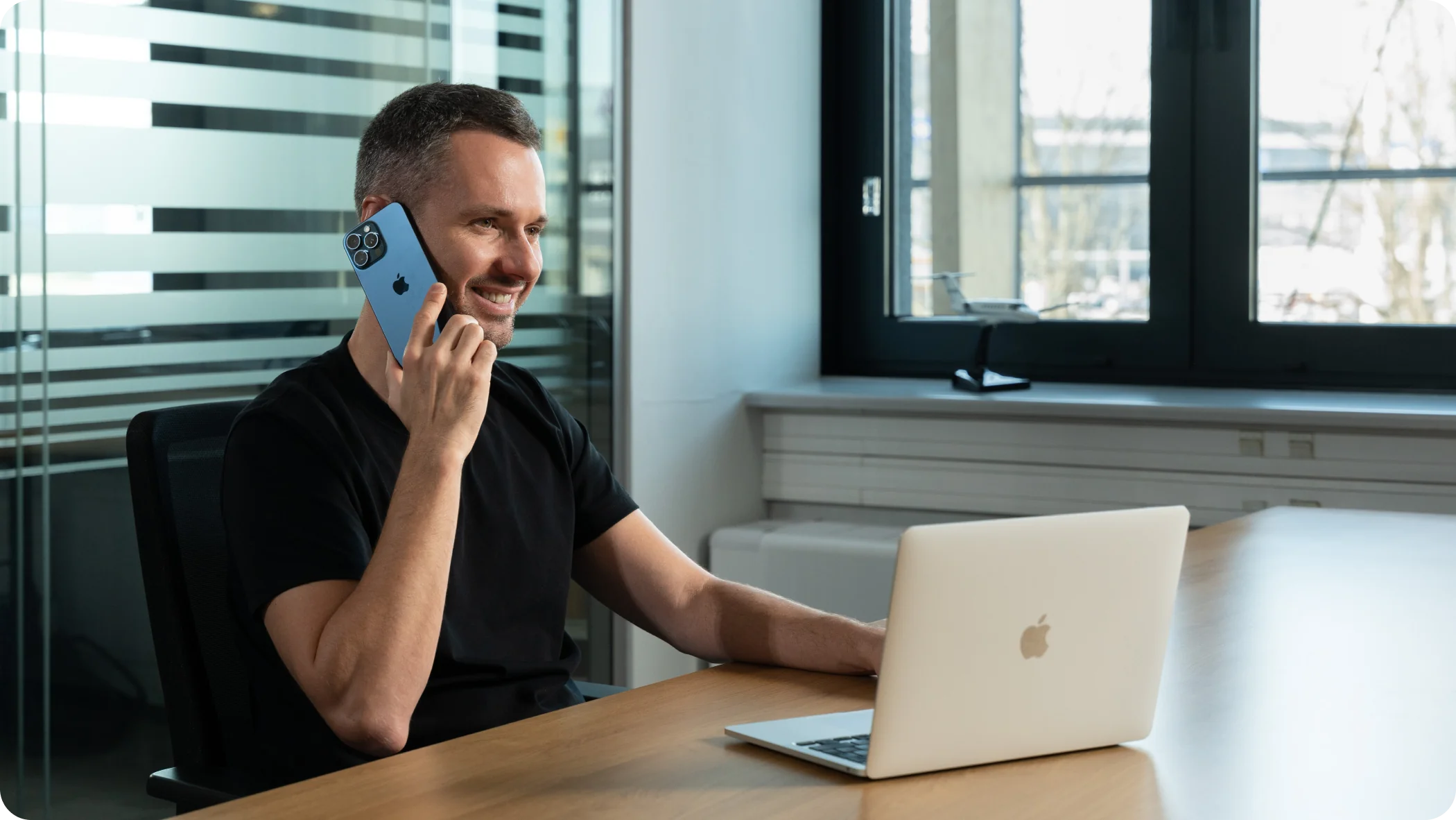 Pracownik Zendajet korzystający z urządzeń Apple w biurze operatora lotniczego