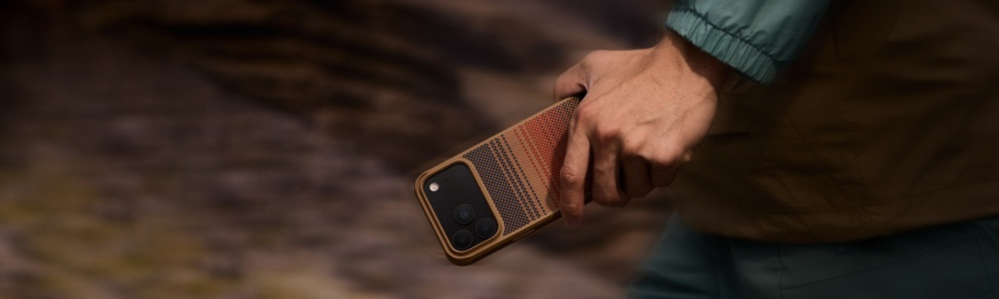 Etui PITAKA Aramid ProGuard Telefon w etui Pitaka trzymany w dłoni