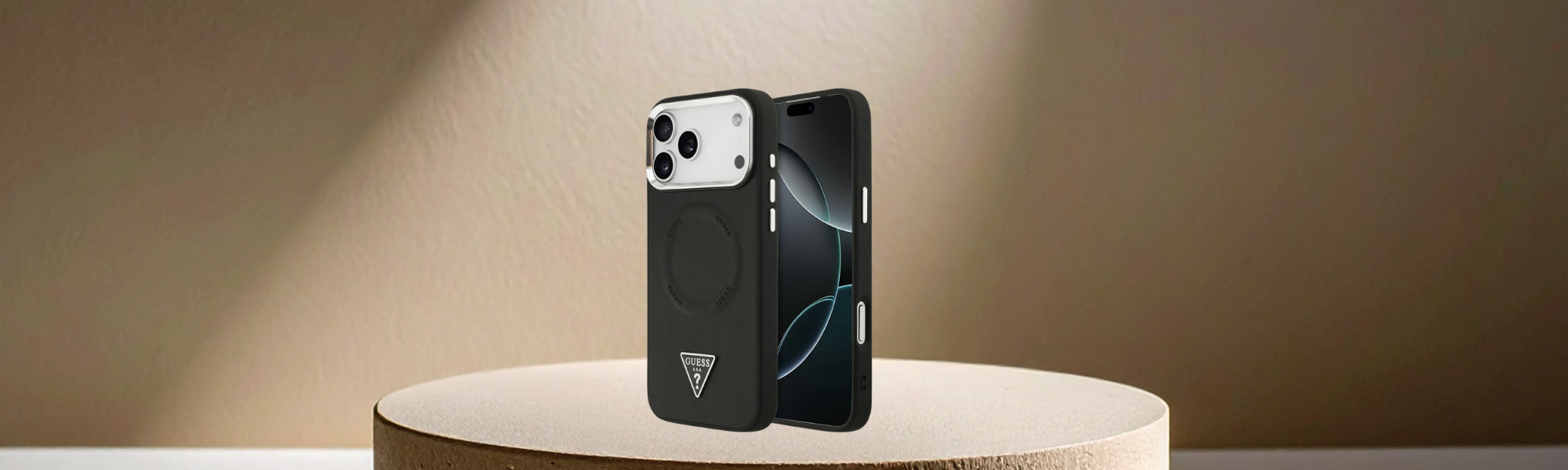 Smartfon w etui Guess ustawiony bokiem na podeście