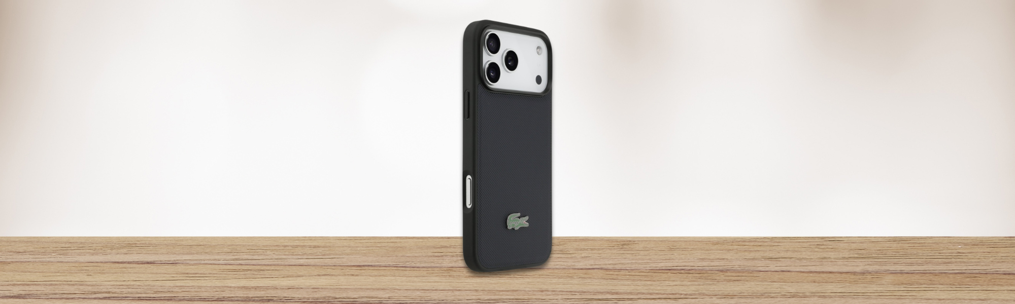 Lacoste Petit Pique Lacquer Logo MagSafe Etui Lacoste tył tekstura logo krokodyl