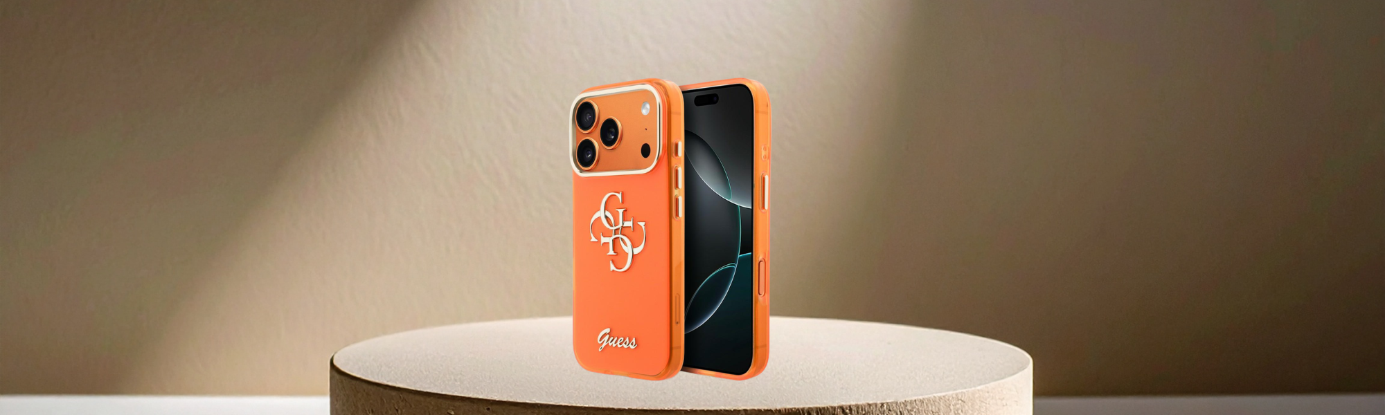 Etui Guess na telefon postawione na podeście
