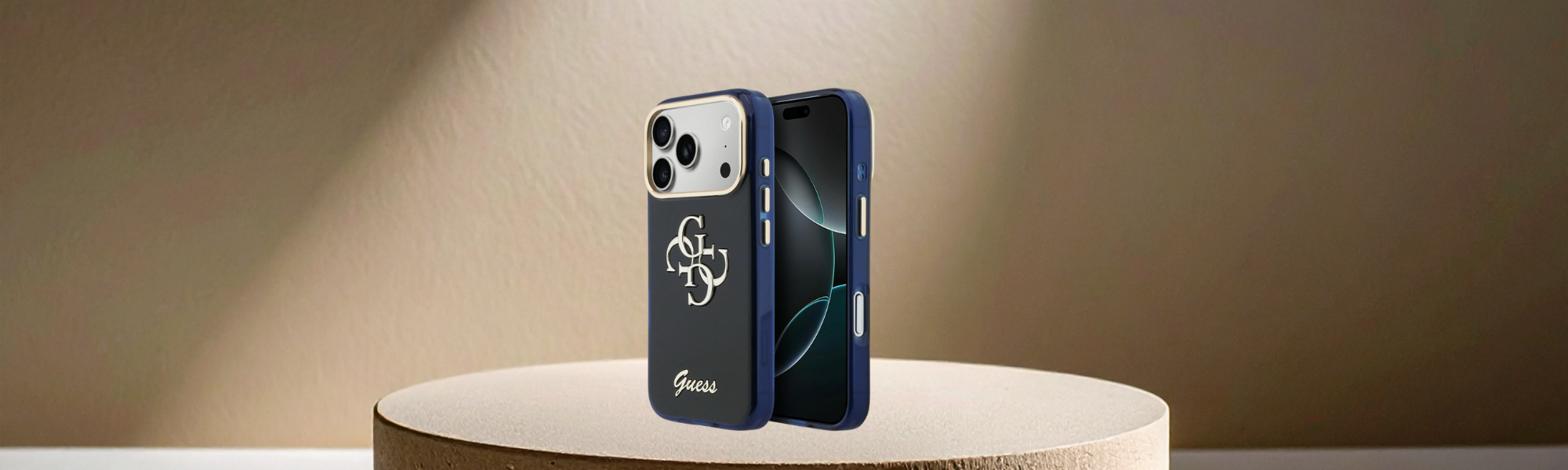 Etui Guess na telefon postawione na podeście