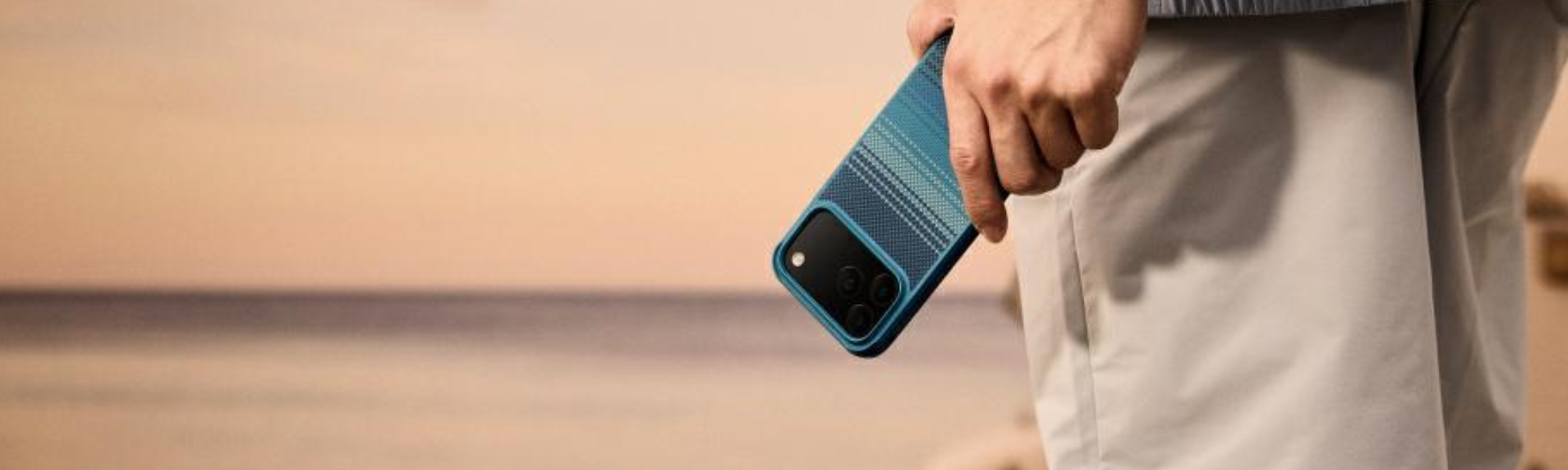 Telefon w etui Pitaka trzymany w dłoni