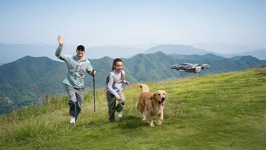 Dron DJI Neo 2 rejestruje wideo z dziećmi i z psem na górskiej łące