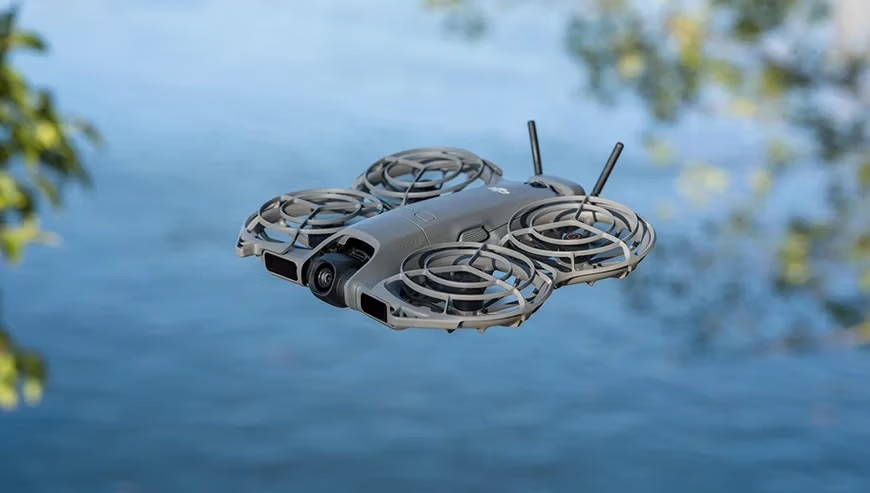 Dron DJI Neo 2 lecący nad wodą