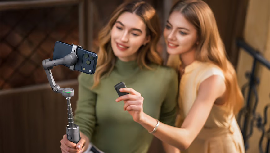 Dwie dziewczyny nagrywają wideo korzystając z gimbala DJI Osmo Mobile 8P.