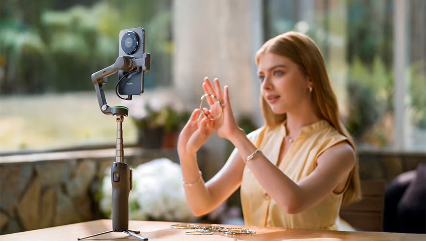 Osoba nagrywa wideo z prezentacją bransolety korzystając z gimbala DJI Osmo Mobile 8P.