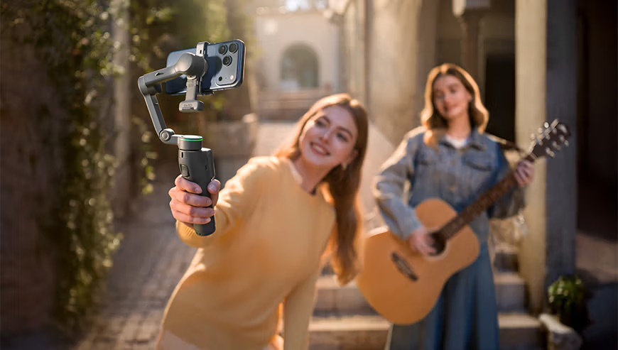 Kobieta nagrywa wideo z nietypowej perspektywy.