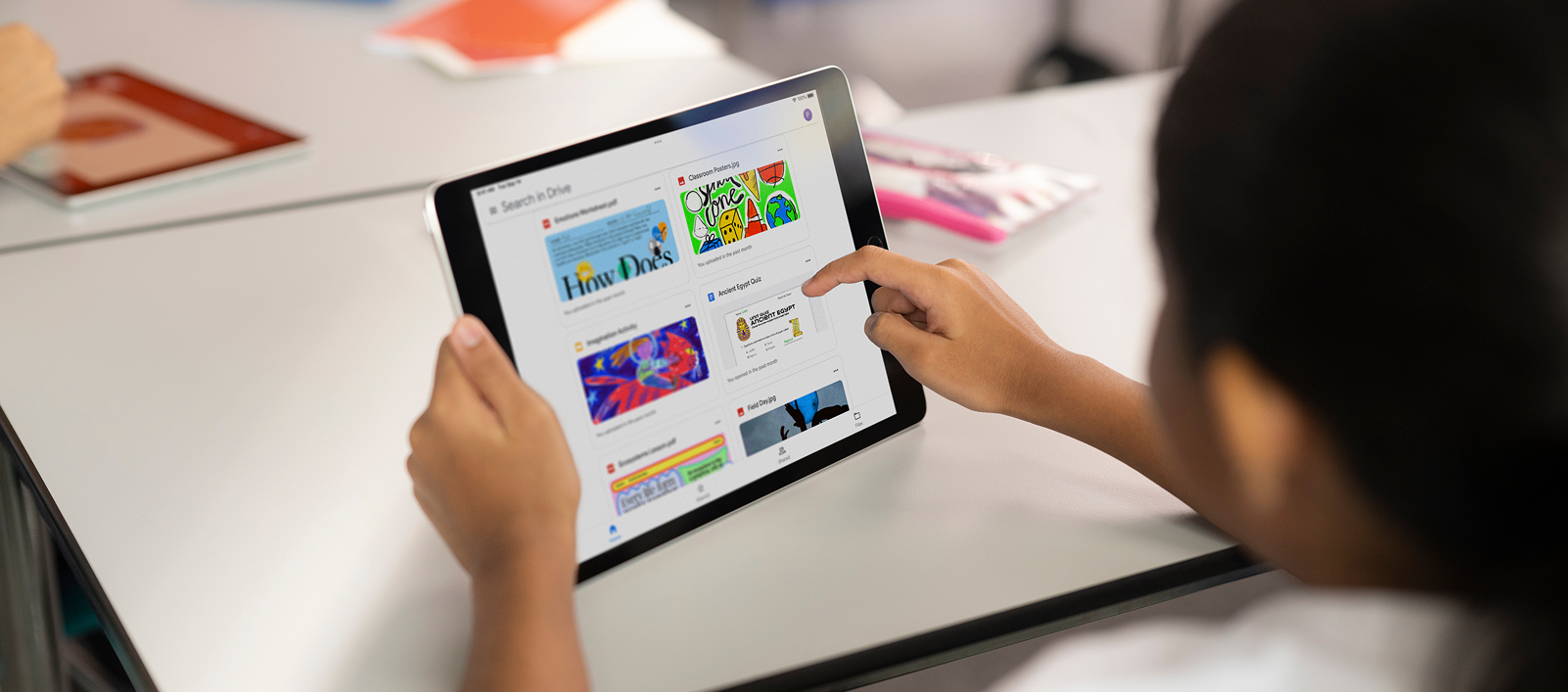 Uczeń szkoły podstawowej korzystający z iPada i rysika Apple Pencil w ramach programu Cyfrowy Uczeń
