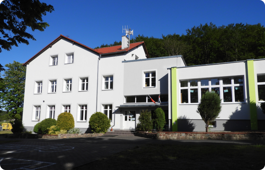 Budynek Szkoły Podstawowej nr 2 w Wapnicy - innowacyjna placówka edukacyjna