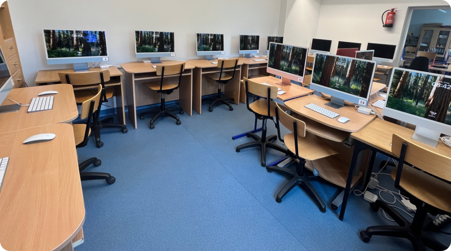 Nowoczesna pracownia komputerowa z urządzeniami iMac w Szkole Podstawowej w Wapnicy