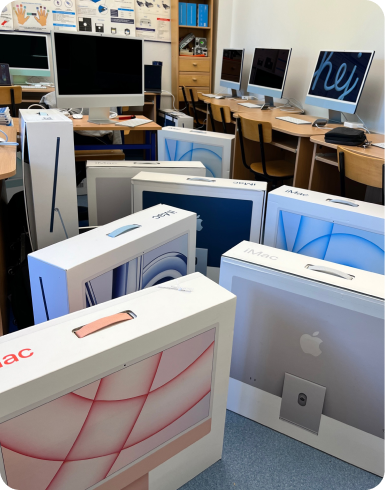 Zestaw iPadów na ławce szkolnej gotowy do lekcji