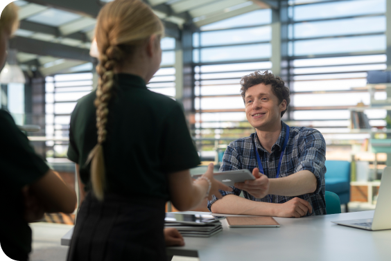 Eksperci iSpot omawiający kompleksowe wdrożenie sprzętu Apple w placówce edukacyjnej