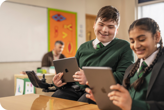 Dziecko z niepełnosprawnością korzystające z funkcji dostępności na iPadzie