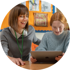 Uczniowie w klasie pracujący na iPadach - nowoczesna edukacja z iSpot