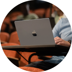 Studentka korzystająca z MacBooka na uczelni - rozwiązania dla szkolnictwa wyższego