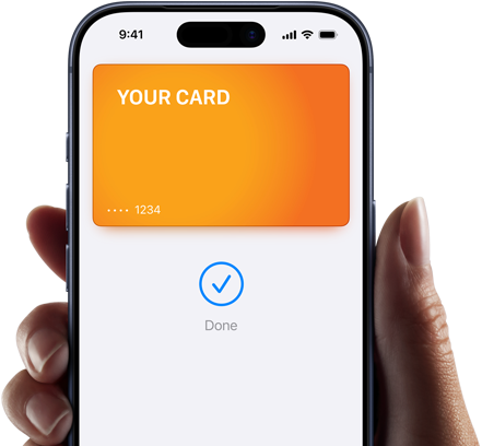 Dłoń trzymająca iPhone’a, na ekranie urządzenia są aplikacja Portfel Apple i dodana do niej karta