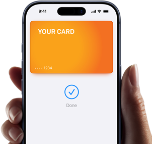 Dłoń trzymająca iPhone’a, na ekranie urządzenia są aplikacja Portfel Apple i dodana do niej karta