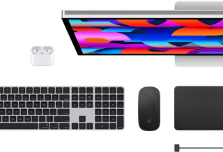 Akcesoria do Maca: AirPods, Studio Display, przewód ładujący MagSafe oraz Magic Keyboard z Touch ID, Magic Mouse i Magic Trackpad w kolorze gwiezdnej czerni