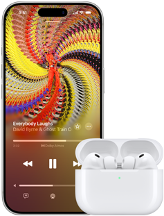AirPods Pro 3 w etui ładującym MagSafe, iPhone 17 Pro, w Apple Music odtwarzany jest utwór „Everybody Laughs” Davida Byrne’a i Ghost Train Orchestra