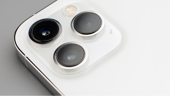 Ekspert iSpot weryfikujący stan techniczny używanego iPhone'a