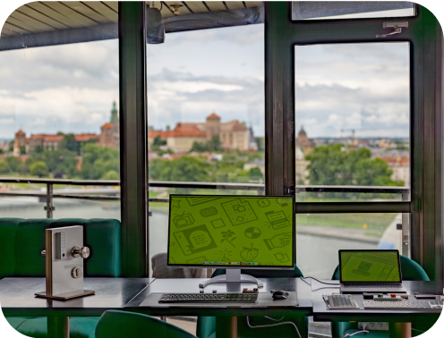 Uczestnicy śniadania biznesowego iSpot podczas panelu dyskusyjnego