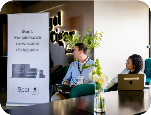 Eksperci iSpot prezentujący rozwiązania Apple dla biznesu
