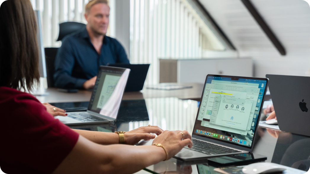 Pracownik biurowy Filjan pracujący na MacBooku - bezpieczny transfer plików