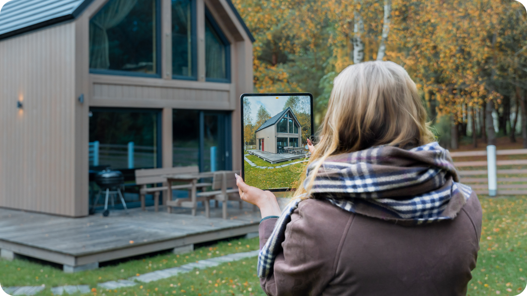 Inżynier na placu budowy wykorzystujący iPada do weryfikacji projektu domu modułowego