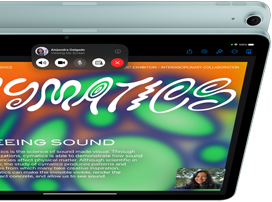iPad Air z kamerą 12MP Center Stage pokazującą użytkownika w aplikacji FaceTime, z przodu inny model iPada Air prezentujący tył obudowy i kamerę