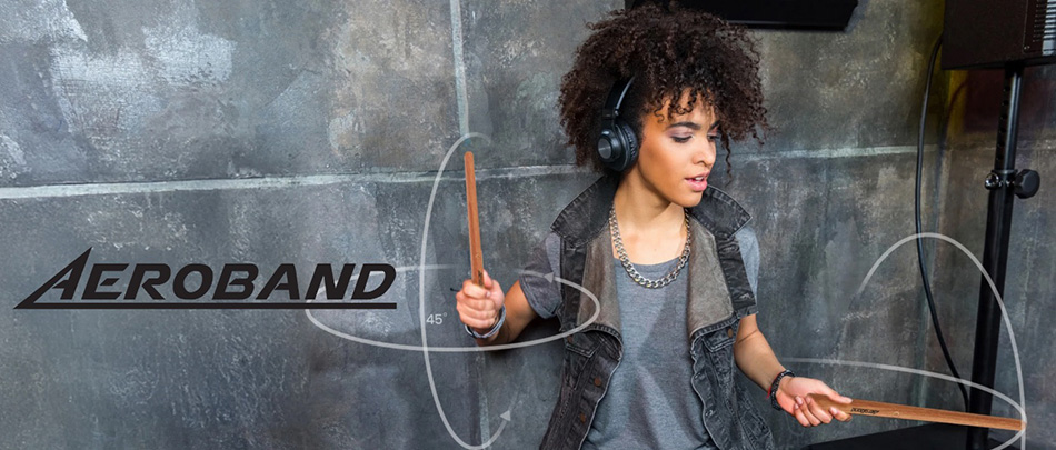 Użytkownik gra na perkusji elektronicznej AeroBand PocketDrum 2 Max.